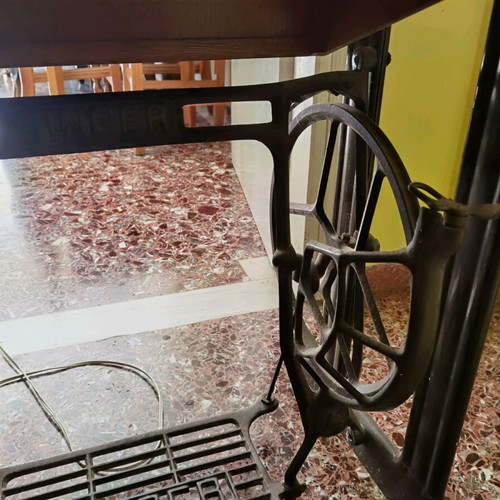 Singer sewing machine used without belt