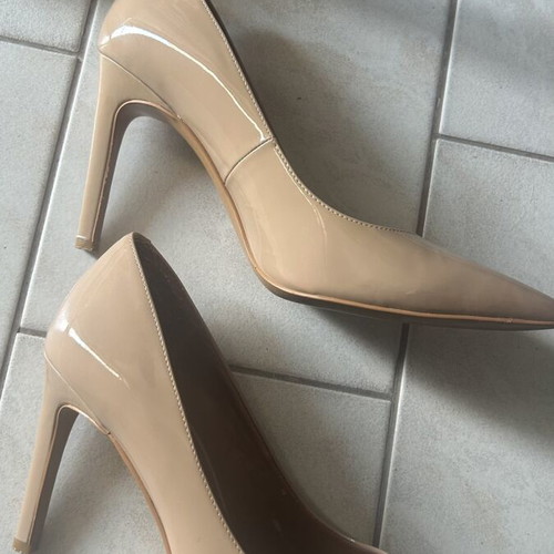 Vince Camuto Pumps Soft Gold Patent Size 39 Like New