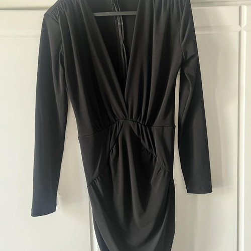 Black midi dress with V neckline like new, fitted silhouette