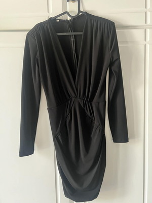 Black midi dress with V neckline like new, fitted silhouette