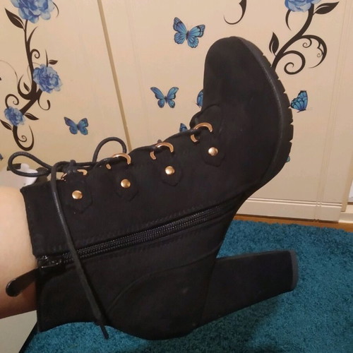 Ankle boots with heel and laces like new, black suede