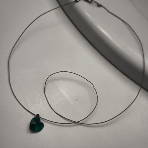 Green crystal heart necklace like new with hypoallergenic flexible steel wire