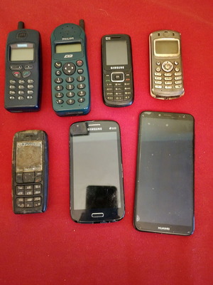 Smartphones and old phones used with chargers