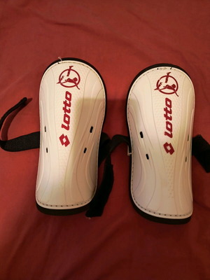 Youth shin guards like new, size M