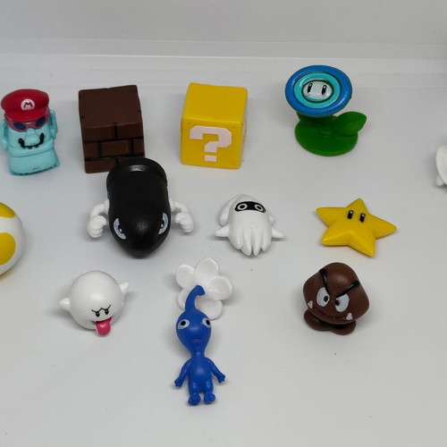 Super Mario Bros and Pikmin figure set like new, 10 pieces