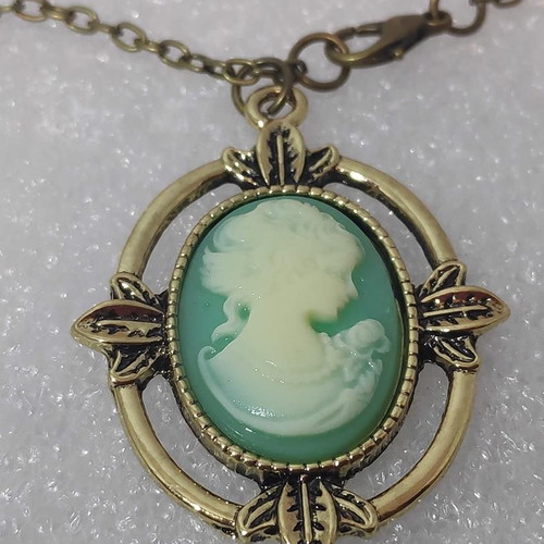 Vintage Cameo Pendant Necklace mint green, like new
