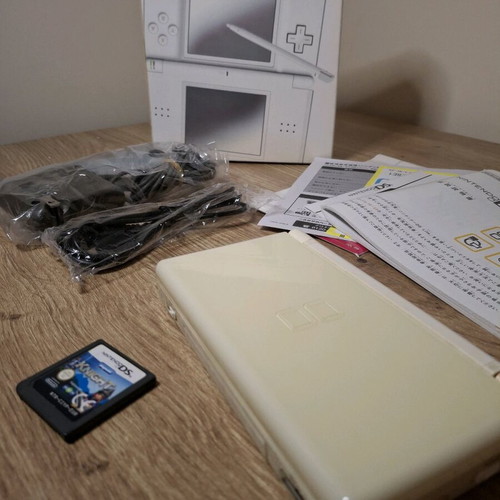 Nintendo DS Lite бял като нов с пълна кутия