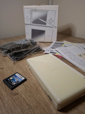 Nintendo DS Lite бял като нов с пълна кутия