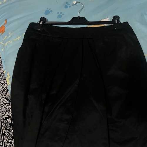 Satin black skirt short size L like new with pockets