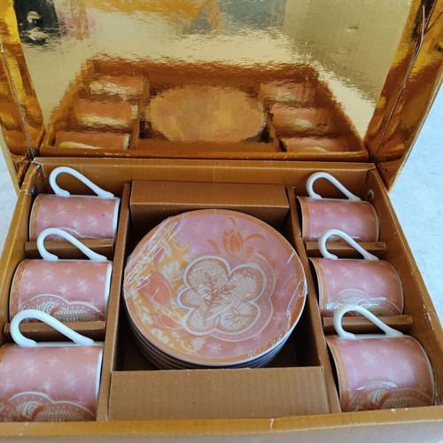Porcelain cup set new with 6 saucers in pink and orange shades