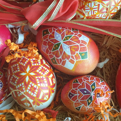 Easter egg basket like new, woven with wooden handles