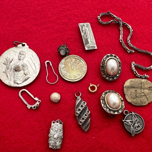Lot of vintage jewelry pieces used, pins and earrings