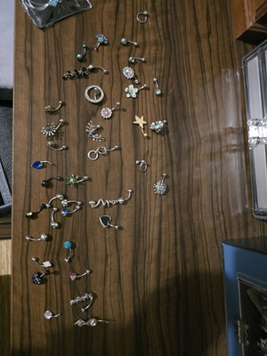 Navel earrings used, pack