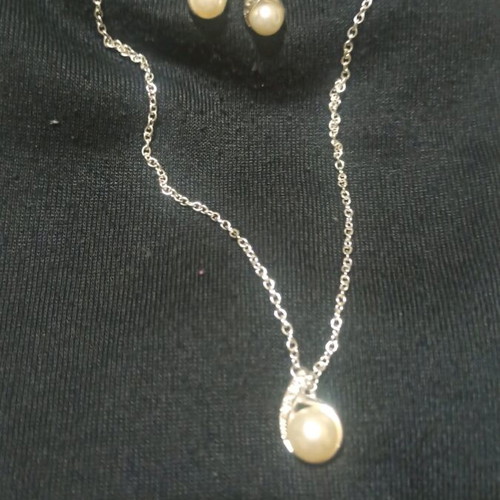 Avon jewelry set with faux pearls and rhinestones like new