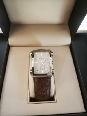Burberry BU1101 Ελβετικό Ορθογώνιο Ανδρικό Ρολόι, καφέ δερμάτινο λουράκι