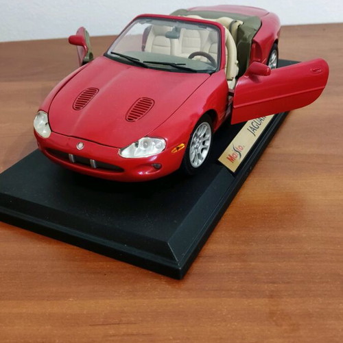 Maisto Jaguar XKR 1998 Special Edition like new