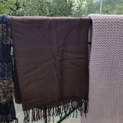 Scarves, shawls and pashminas like new, various colors and designs