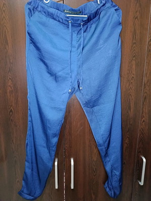 Παντελόνι Stradivarius μπλε γυαλιστερό μεταχειρισμένο, μέγεθος S με λάστιχο