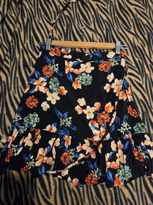 BSB mini floral skirt like new, black and multicolor