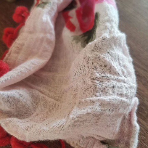 Floral scarf used, white with flowers 85x85 cm