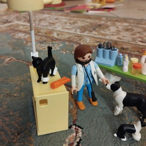 Playmobil veterinary clinic like new with suitcase for easy transport