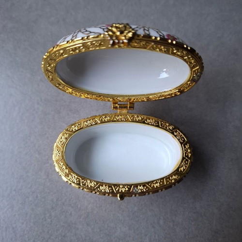 Vintage Limoges style porcelain jewellery box, like new