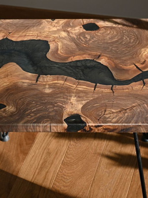 Χειροποίητο τραπεζάκι σαλονιού από ξύλο ελιάς και ρητίνη καινούργιο