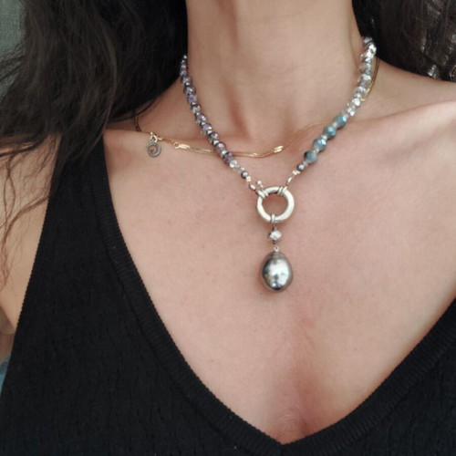Handmade necklace with silver clasp and central pearl, new