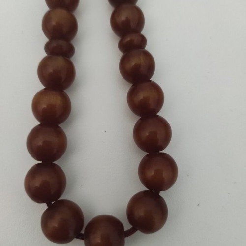 Mastic komboloi with honey-brown shades, 33 beads
