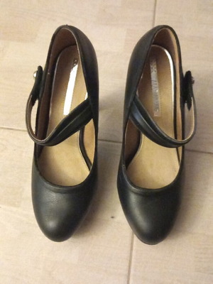 Maria Mare leather pumps with strap size 39 like new black