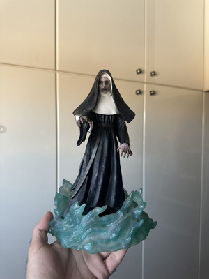 The Nun Diamond Select figure