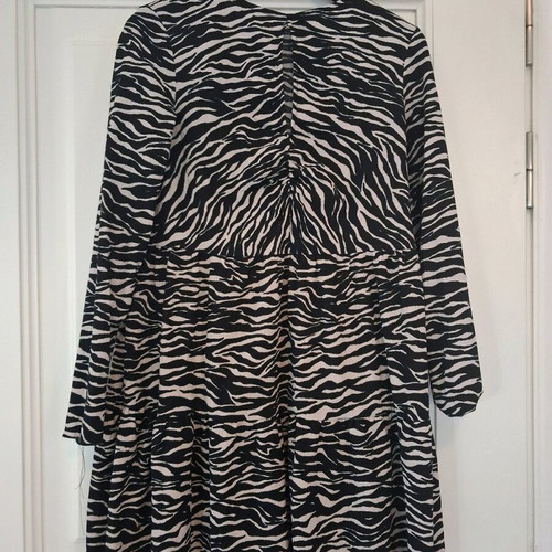 Bershka animal print dress medium used, black and beige