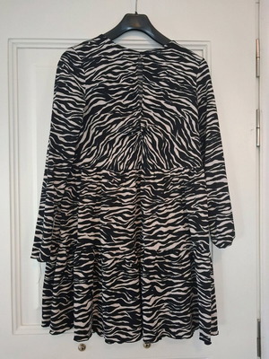 Bershka animal print dress medium used, black and beige
