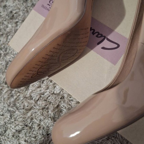 Clarks nude pumps like new