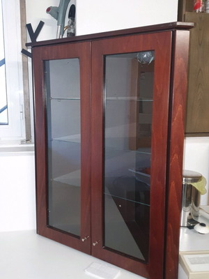 Έπιπλο γωνιακό σαν καινούργιο με 3 ράφια, 2 πόρτες και προβολάκια LED