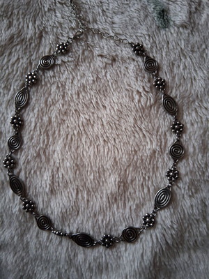Metal silver short necklace like new, vintage style