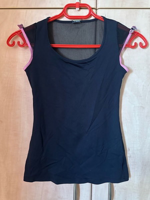 Med women's top used, short-sleeve black with pink bows