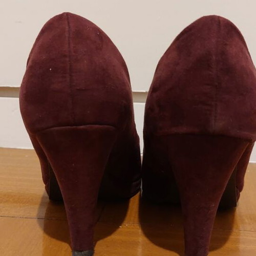 Voi Noi suede pumps like new, size 38, eggplant color
