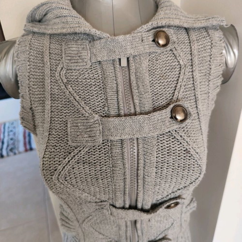 Stradivarius gray knitted sleeveless vest used, size M