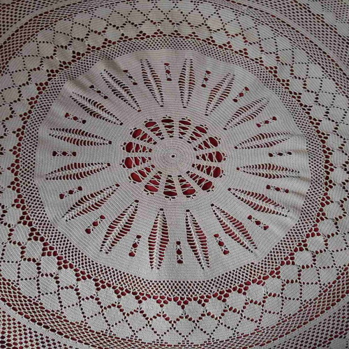 Round knitted tablecloth like new, 2 meters diameter