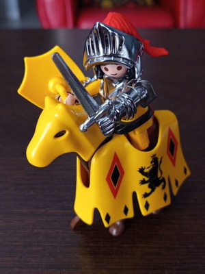 Playmobil ιππότης πάνω σε κίτρινο άλογο