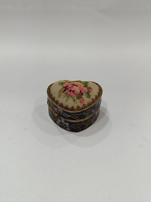 Vintage Μικρό Cloisonne κουτί με χειροποίητο κέντημα στο καπάκι του 1940