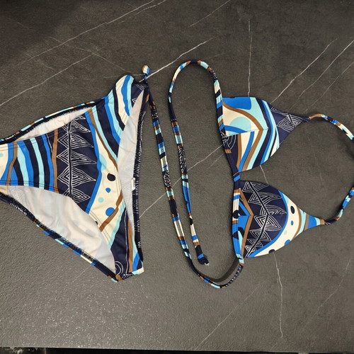 Bikini Club Neuf colorful small size 38B like new with cups