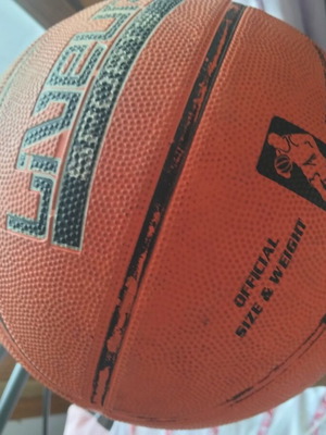 Basketball ball in like-new condition, official replica