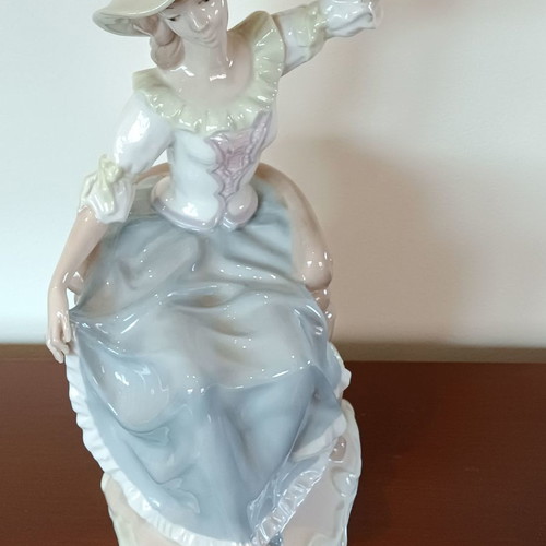 Porcelain figurine used with finesse and detailed design
