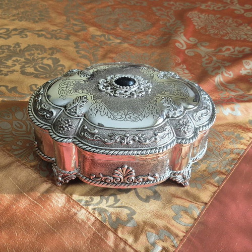 Silver-plated jewelry box oval with embossed designs new