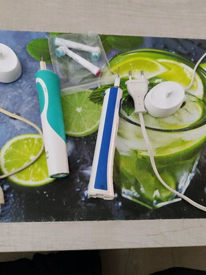 Oral-B Braun electric toothbrushes like new with accessories and chargers