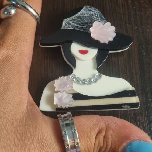Brooch "Lady with Hat" Art Deco vintage style