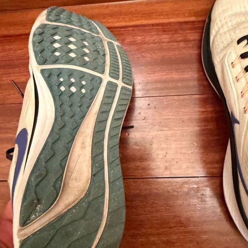 Nike women's athletic shoes like new, size 39