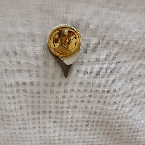 1918 pin, white and red